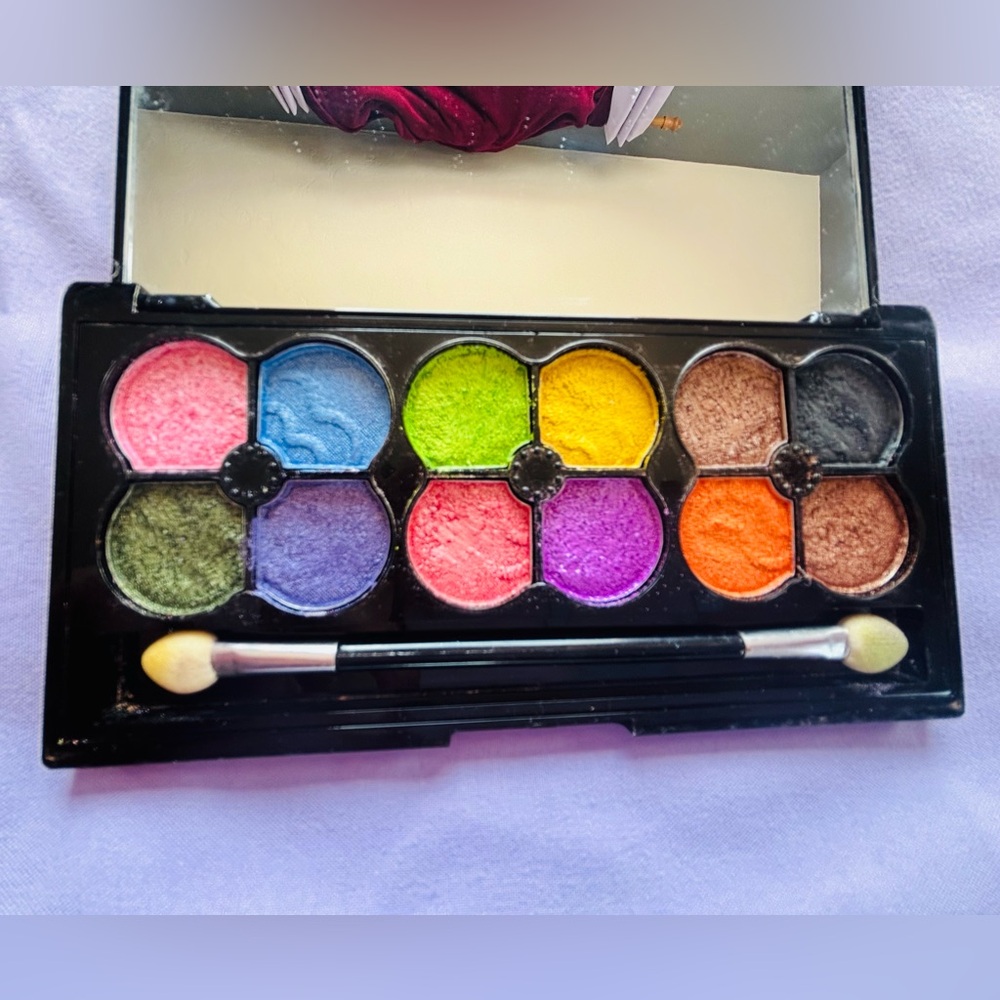 MAC Hello Kitty 12 colors eye shadow - Picture 4 of 4